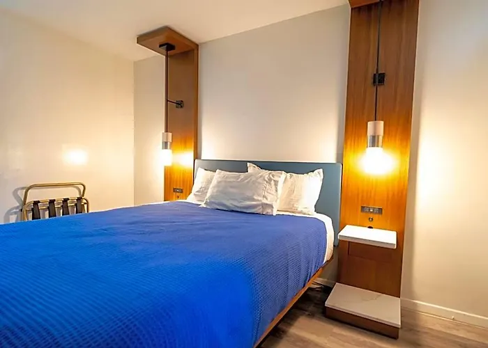 Central Phoenix Hotel 2*