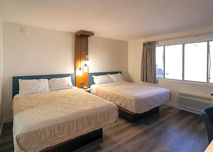 Central Phoenix Hotel 2*