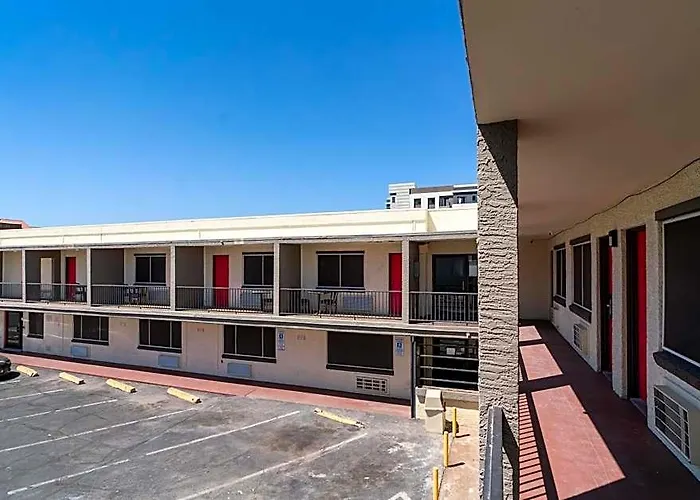 Central Phoenix Hotel 2*